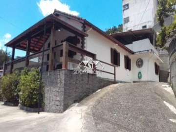 Casa à venda em Mosela, Petrópolis - RJ