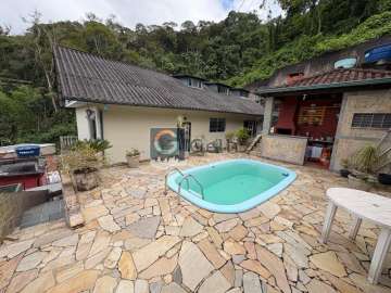 Casa à venda em Mosela, Petrópolis - RJ