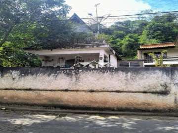 Casa à venda em Carangola, Petrópolis - RJ